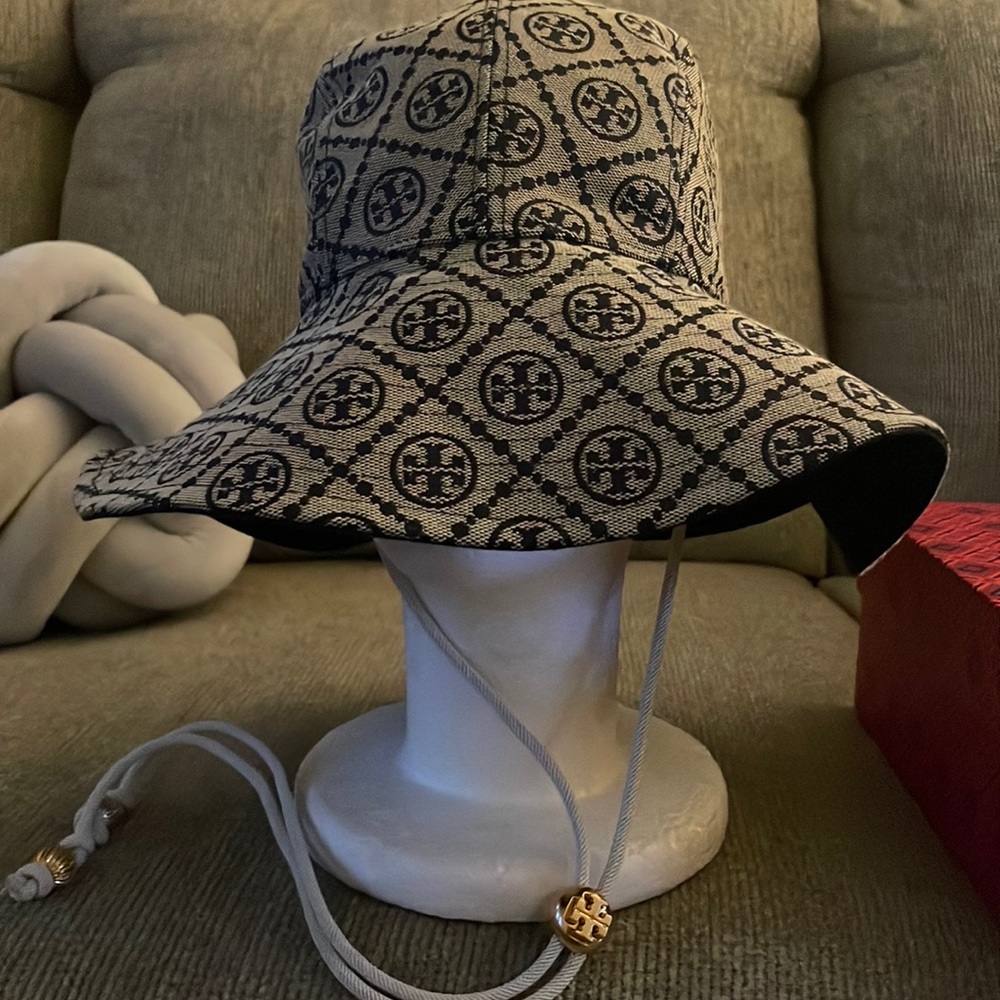 Hey🌻 This Hat is from Tory very Beautiful & Chic🎀